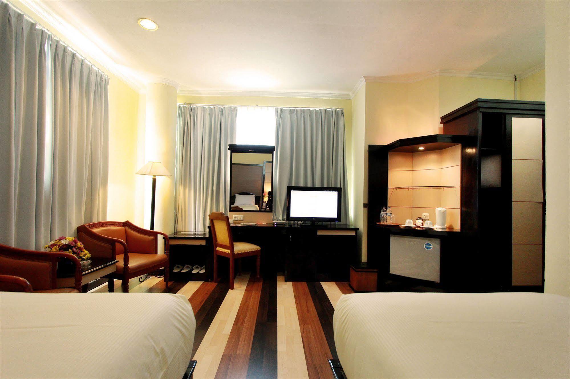 Pandanaran Hotel Semarang Buitenkant foto